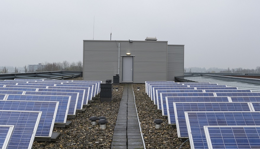 Instalación de placas solares para autogeneración de energía en las viviendas